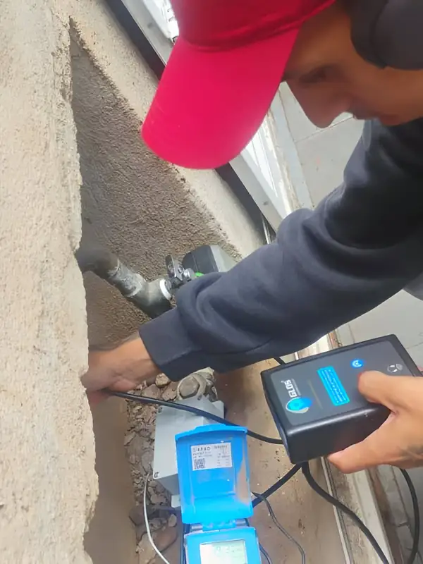Teste no cavalete: Com as torneiras fechadas, o som no hidrômetro confirma se há água passando.