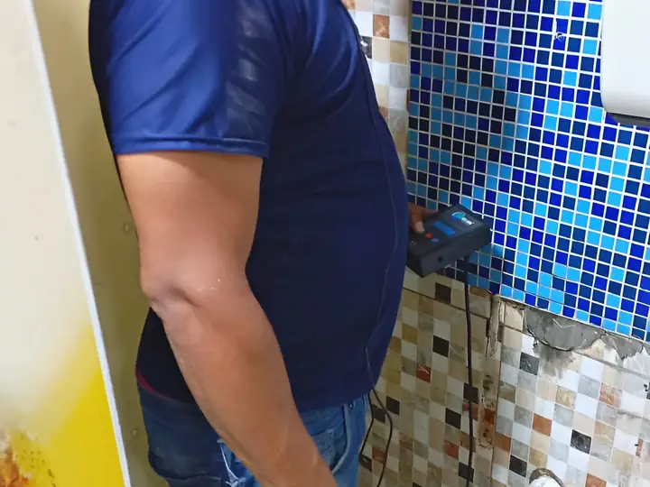 Técnico da Hidequel localizando vazamento