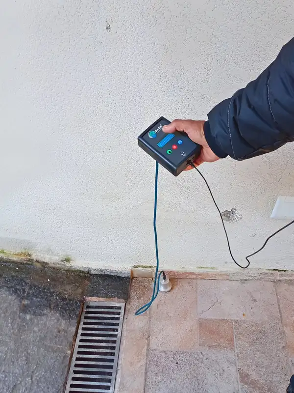 Sensor apoiado no piso: Junto ao ralo linear, o sensor acompanha por onde a tubulação passa.