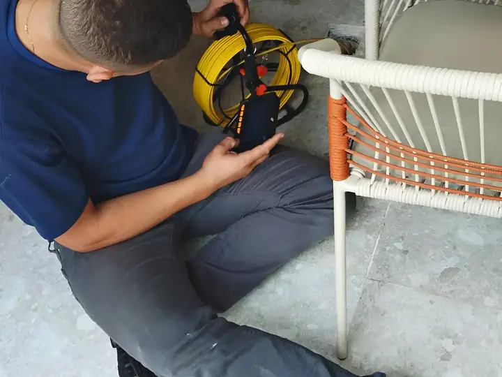 Técnico da Hidequel localizando vazamento