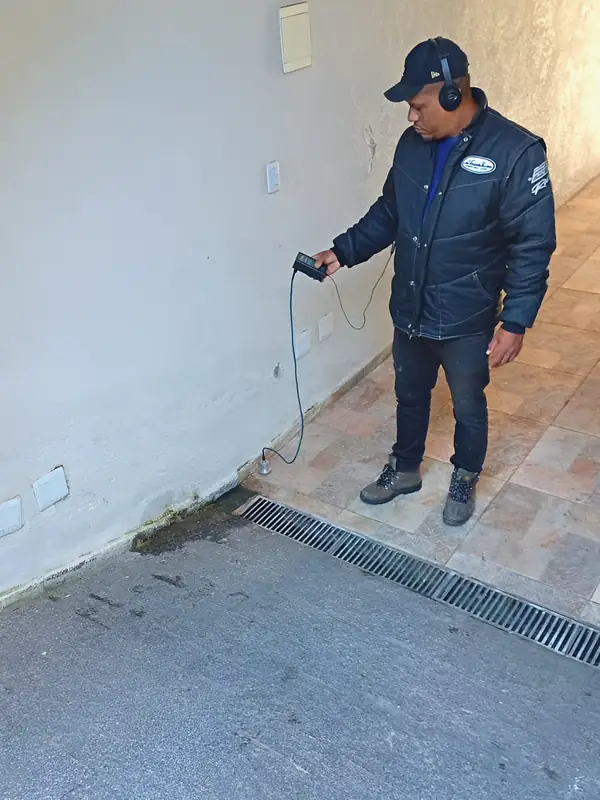 Varredura da área externa: O técnico caminha sobre o trajeto do cano até o ponto em que o ruído aumenta.
